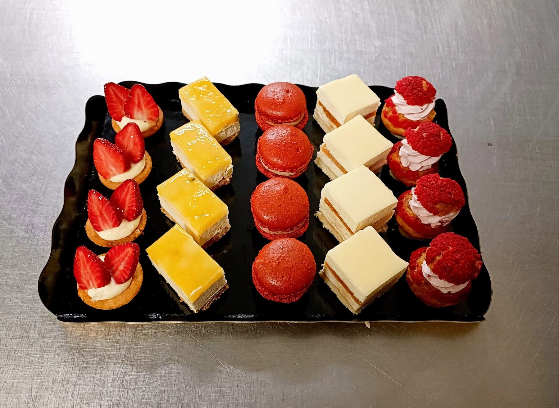 Pâtisseries PLP Pâtisserie — plateau de mignardises
