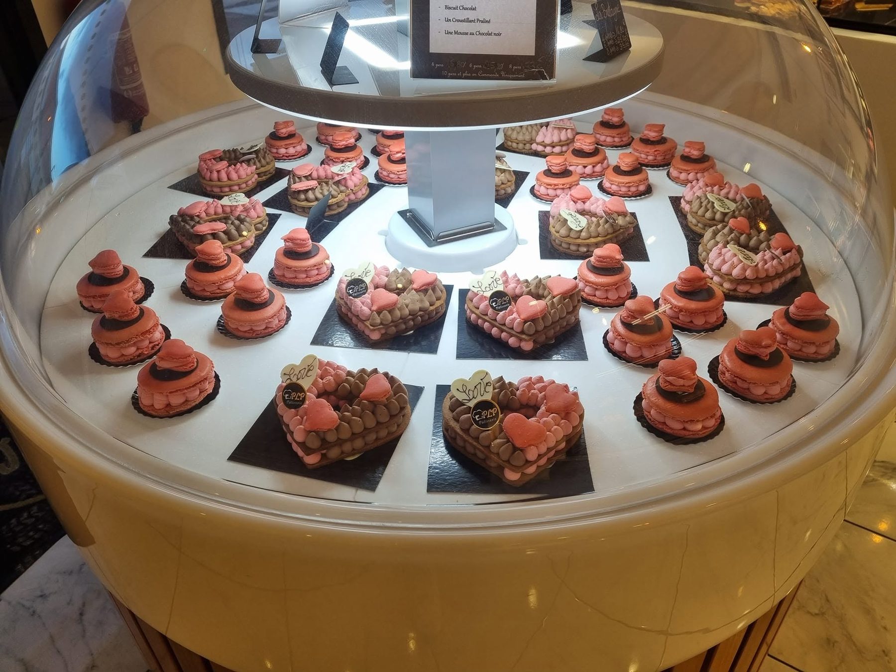 Vitrine garnie PLP Pâtisserie